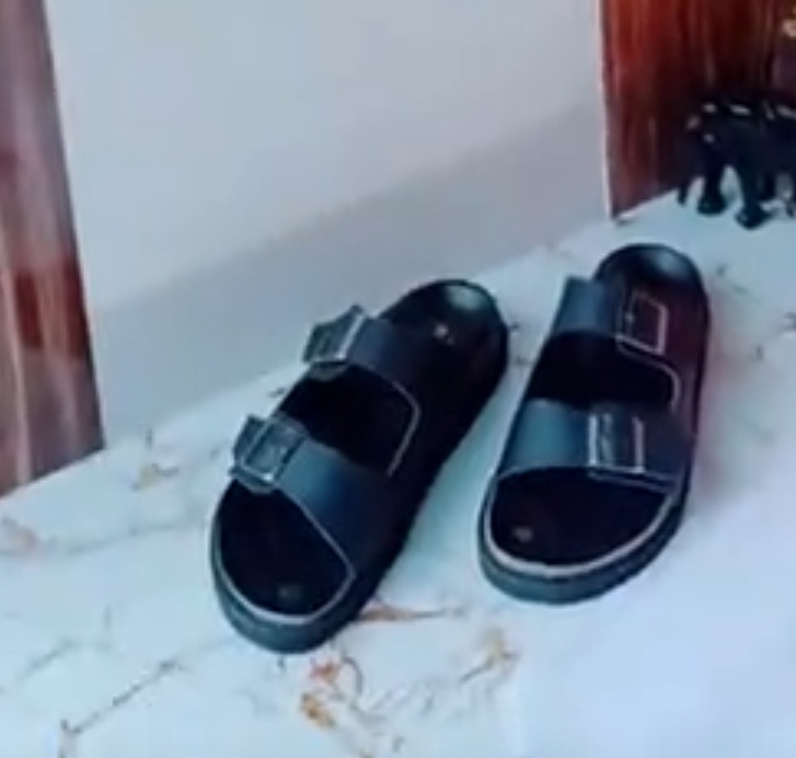 EMCHIC Emchic Mule 02 boucles noir Véritable cuir noir et semelle en bois 8 centimètre – GTIN 6176000139690